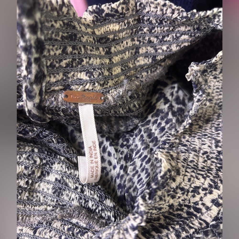 Free People Roma Gray Snake Print Smocked Crepe High Neck Ruffle Sleeve Blouse S - Picture 13 of 14